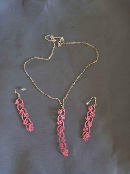 Ensemble bijoux frivolité en passiflore rose composé d'un pendentif et d'une paire de boucles d'oreilles longues