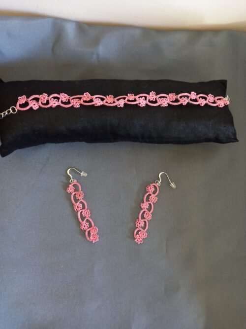 Ensemble bijoux frivolité en passiflore rose composé d'un bracelet d'une paire de boucles d'oreilles longues