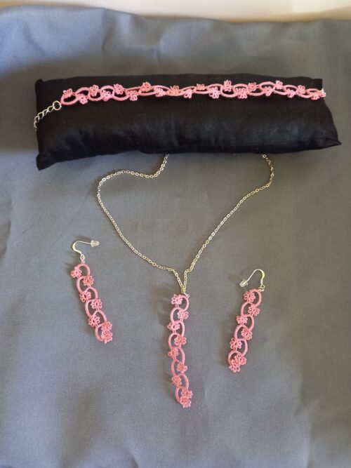 Ensemble bijoux frivolité en passiflore rose composé d'un pendentif d'un bracelet et d'une paire de boucles d'oreilles longues