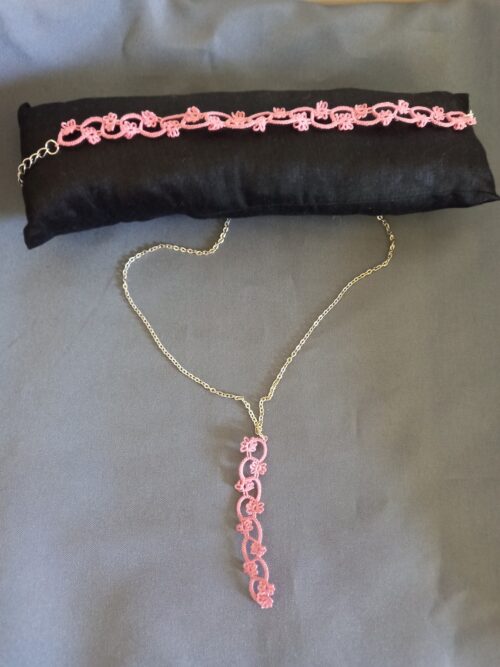 Ensemble bijoux frivolité en passiflore rose composé d'un pendentif et d'un bracelet