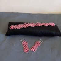 Ensemble bijoux frivolité en pâquerettes rose composé d'une paire de boucles d'oreilles et d'un bracelet