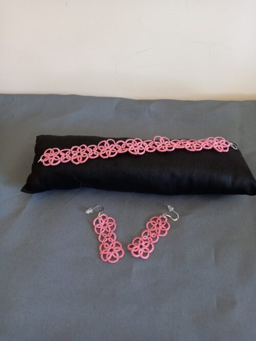 Ensemble bijoux frivolité en pâquerettes rose composé d'une paire de boucles d'oreilles et d'un bracelet