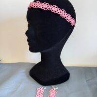 Ensemble bijoux frivolité en pâquerettes rose composé d'une paire de boucles d'oreilles et d'un bandeau