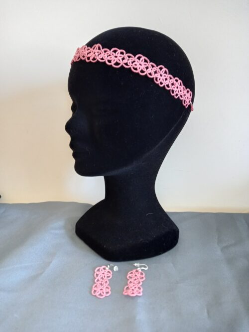 Ensemble bijoux frivolité en pâquerettes rose composé d'une paire de boucles d'oreilles et d'un bandeau