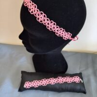 Ensemble bijoux frivolité en pâquerettes rose composé d'un bandeau et d'un bracelet