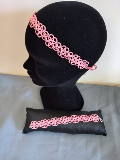 Ensemble bijoux frivolité en pâquerettes rose composé d'un bandeau et d'un bracelet