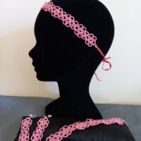 Ensemble bijoux frivolité en pâquerettes rose composé d'une paire de boucles d'oreilles d'un bandeau et d'un bracelet