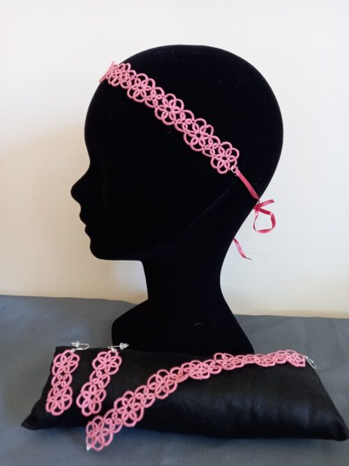Ensemble bijoux frivolité en pâquerettes rose composé d'une paire de boucles d'oreilles d'un bandeau et d'un bracelet