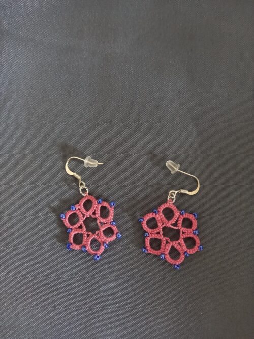 Boucles d'oreilles Cosmos en dentelle de frivolités en fil de coton DMC perlé n°8 rose et perles rocaille bleues