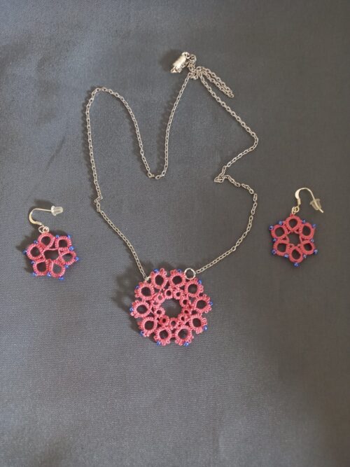 Ensemble bijoux frivolité cosmos rose et perles bleues composé d'un pendentif et d'une paire de boucles d'oreilles