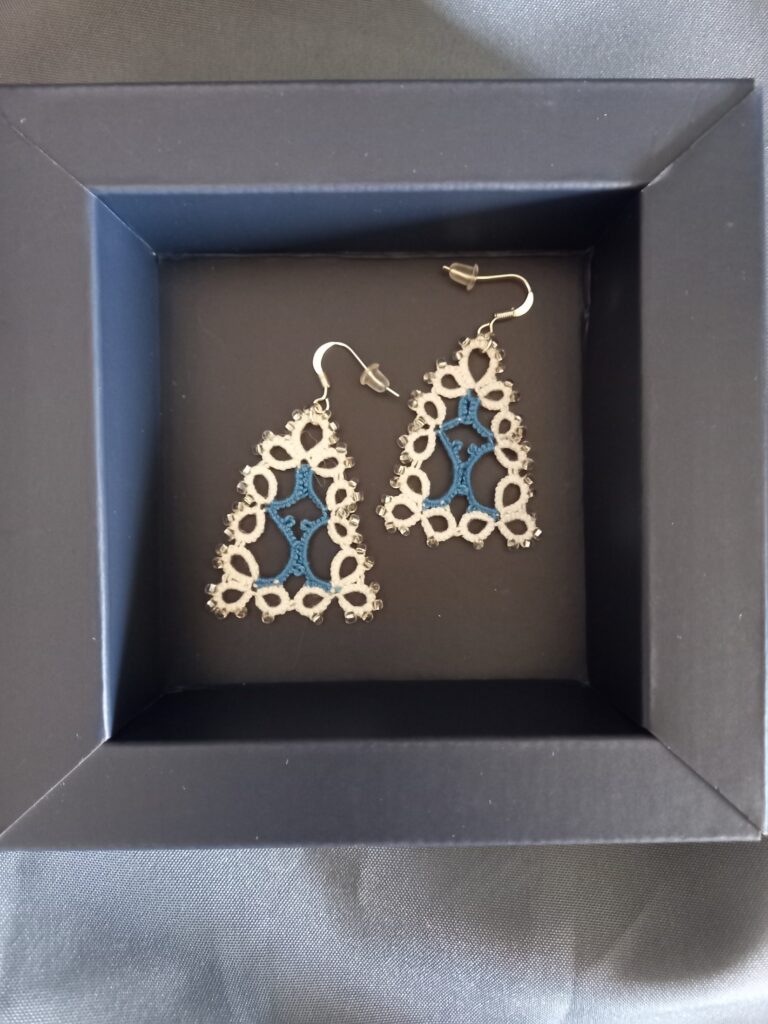 boucles d'oreilles sapin fil blanc, guirlande bleue et perles argentées.