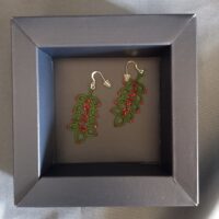 Branche de Houx, boucles d'oreilles en dentelle de frivolités en coton DMC perlé n°8 vert et perles rocaille rouges