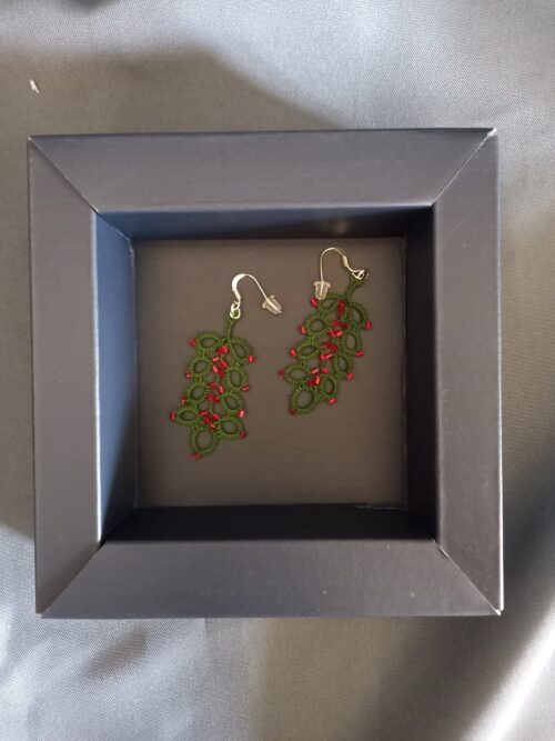 Branche de Houx, boucles d'oreilles en dentelle de frivolités en coton DMC perlé n°8 vert et perles rocaille rouges