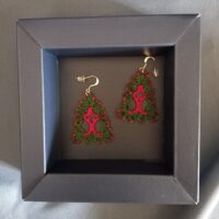 Boucles d'oreilles Sapin en dentelle de frivolité en coton DMC perlé n°8vert avec guirlande rouge et boules en perles rouges