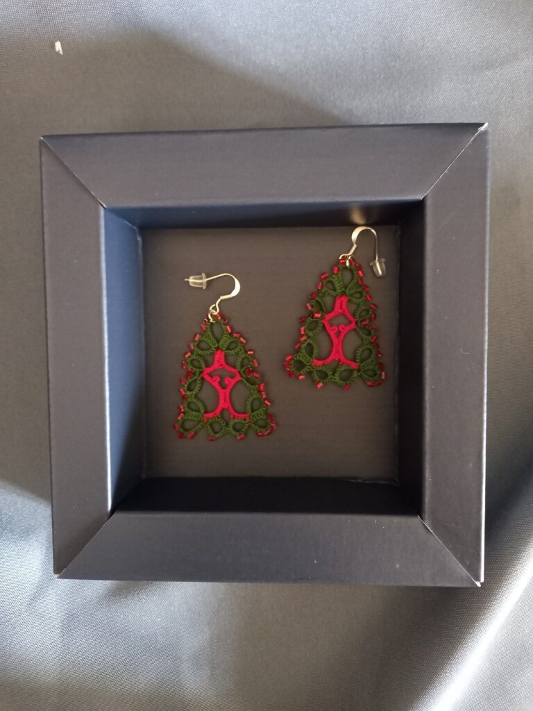 boucles d'oreilles sapin vert avec guirlande rouge au milieu et boules en perles rouges