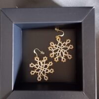 boucles d'oreilles Flocon de Neige en dentelle de frivolités en fil blanc et perles dorées