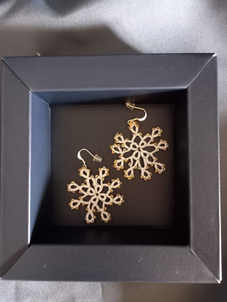 boucles d'oreilles flocon de neige en fil blanc et perles dorées ou bleues