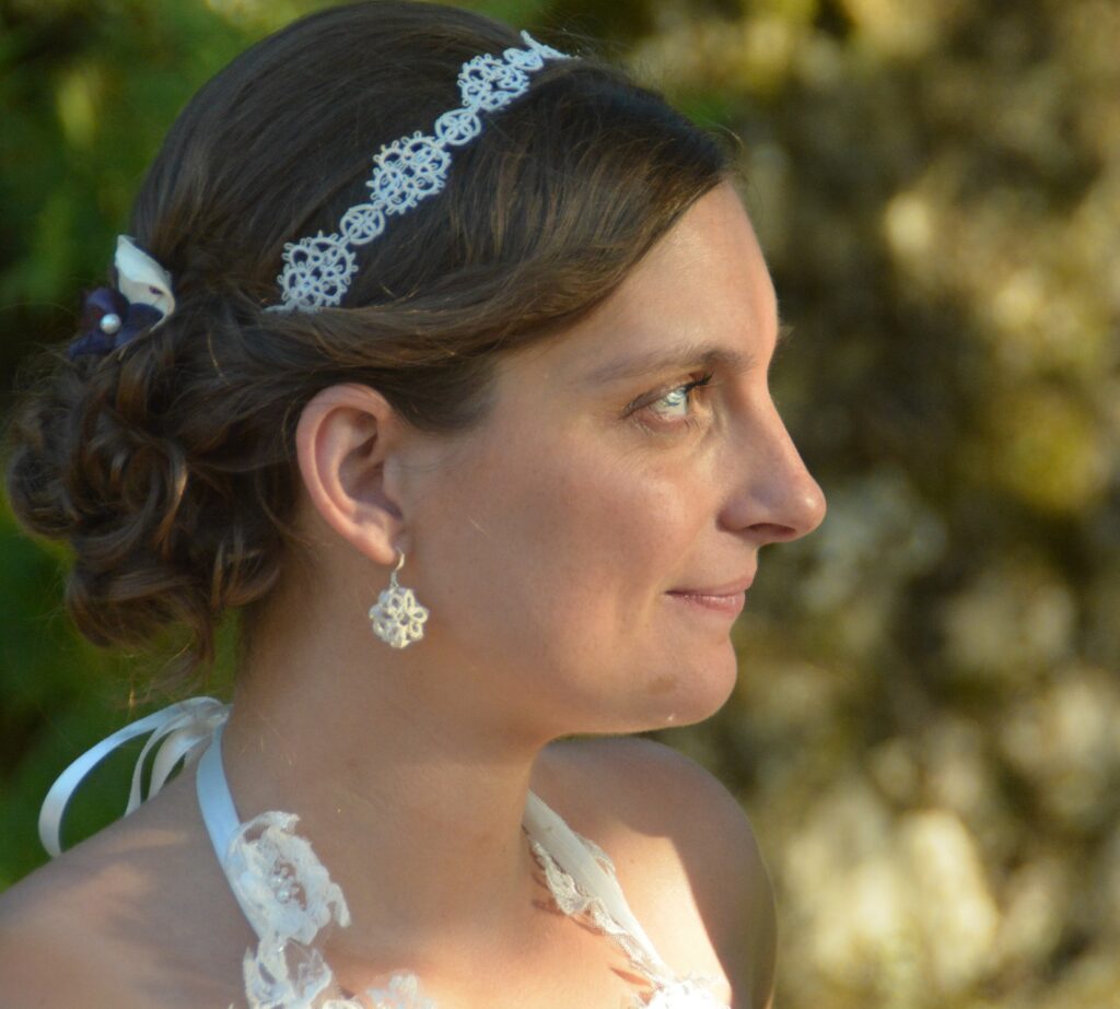 Bijoux mariage en dentelle de frivolités : bandeau de tête, boucles d'oreilles