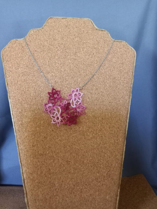 Pendentif Fleur de Cerisier en dentelle de frivolités en fil de coton DMC rose redouté ombré