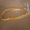 Modèle Pâquerettes. Bandeau en dentelle de frivolités en fil de coton DMC jaune soleil ombré