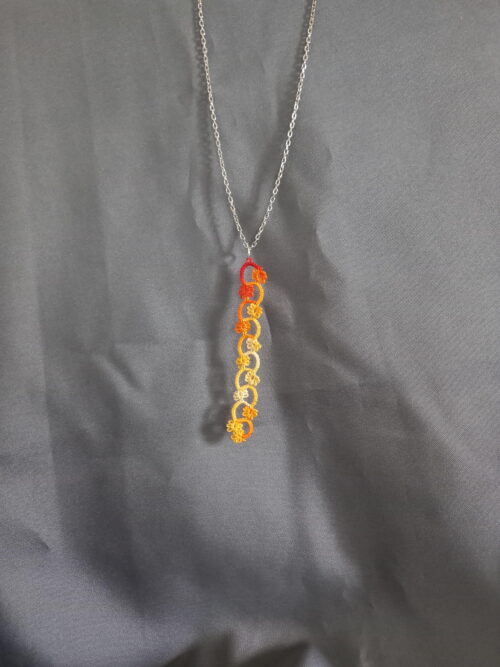 Pendentif Passiflore en dentelle de frivolités en fil de coton DMC orange citrouille ombré