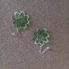 Dentelle de frivolités. Boucles d'oreilles Rosace en fil de coton DMC vert feuillage ombré.