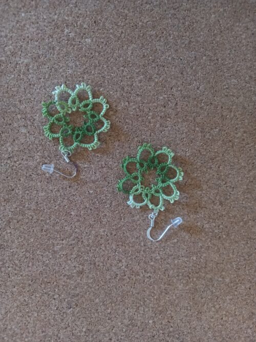 Dentelle de frivolités. Boucles d'oreilles Rosace en fil de coton DMC vert feuillage ombré.